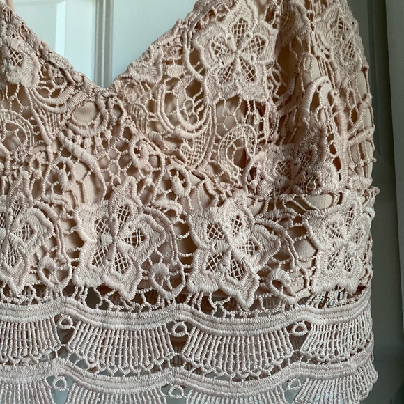 Kendall & Kylie Lace Crop Tank -v neck, scalloped hem, adjustable straps, floral - Picture 4 of 4